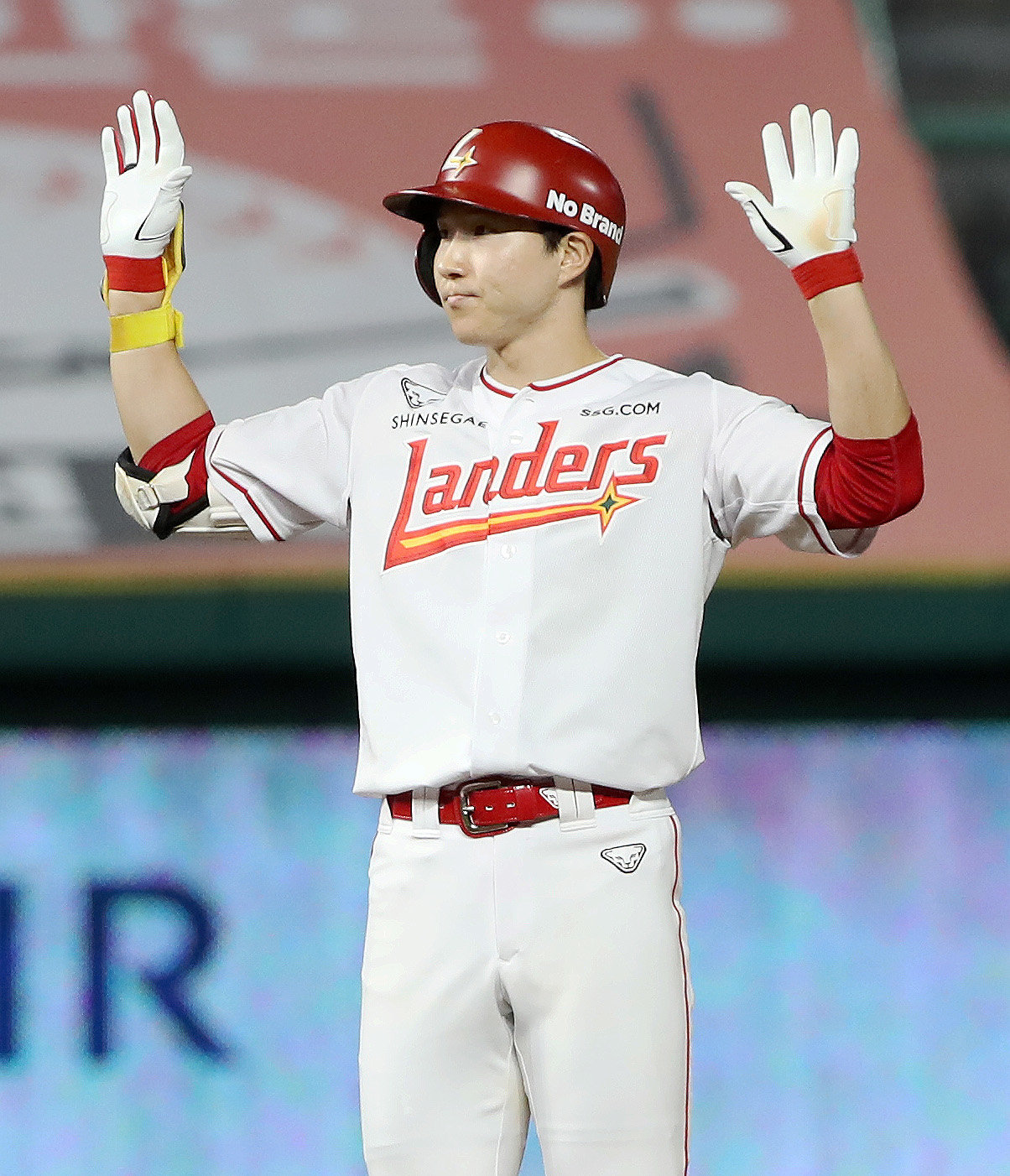 SSG 박성한은 26일 인천 KIA와 홈경기에서 1번타자 유격수로 선발출전했다. 2번의 주루사를 딛고 4회말 빅이닝을 이끄는 2타점 2루타를 쳐 연패 탈출을 이끌었다. 사진제공｜SSG 랜더스