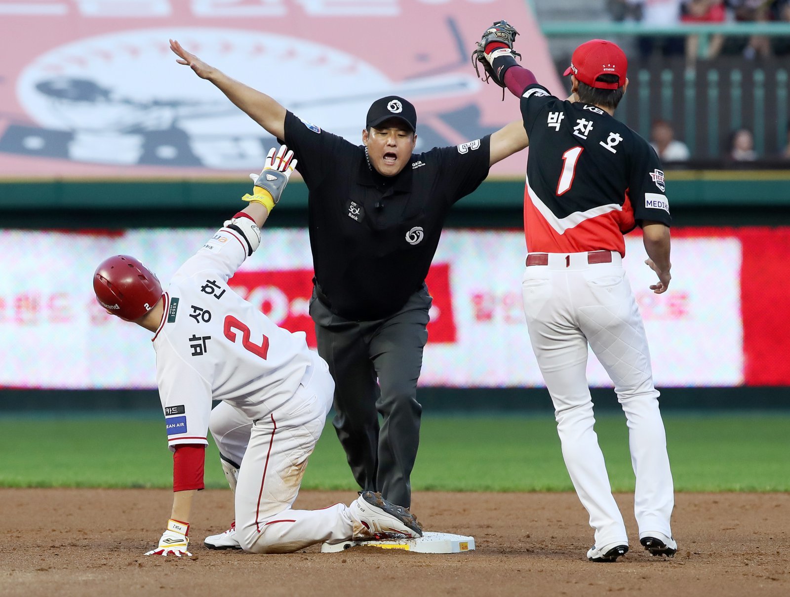 SSG 박성한(왼쪽)은 26일 인천 KIA와 홈경기에서 1번타자 유격수로 선발출전했다. 2번의 주루사를 딛고 4회말 빅이닝을 이끄는 2타점 2루타를 쳐 연패 탈출을 이끌었다. 사진제공｜SSG 랜더스