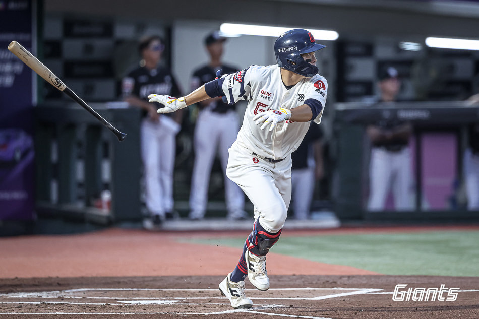 롯데 박찬형이 26일 사직구장에서 열린 KT와 홈경기에 리드오프 3루수로 선발출전해 1회말 좌중간을 가르는 2루타를 치고 있다. 사진제공|롯데 자이언츠