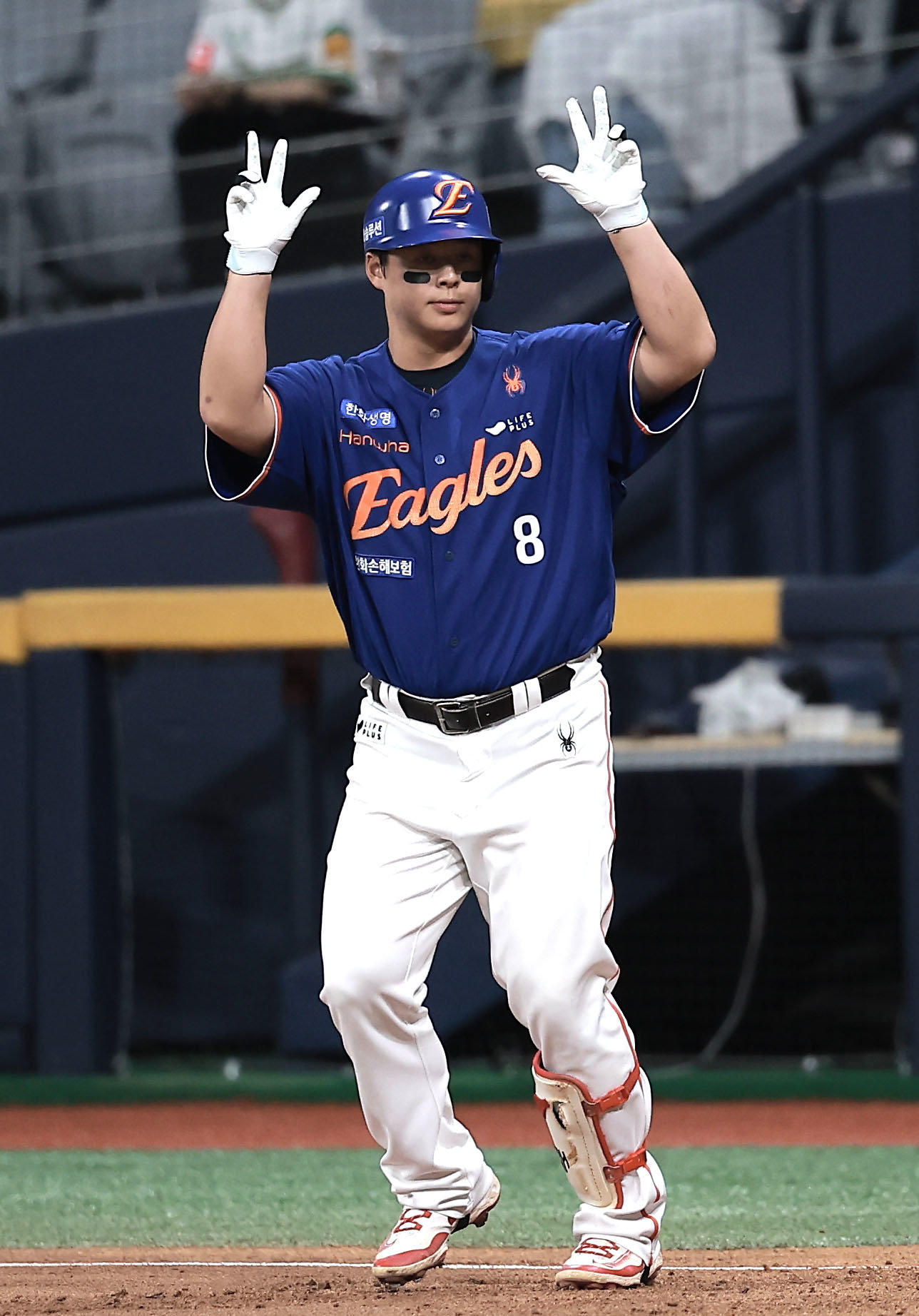 한화 노시환은 26일 고척 스카이돔에서 열린 키움전에서 4타수 3안타 1타점 1득점 맹활약으로 팀의 3-1 승리를 이끌었다. 노시환은 9회초 타석에서 고척돔 천장에 공을 끼게 만드는 기이한 인정 2루타를 만들기도 했다. 26일 경기에서 2회초에 안타를 때린 뒤 세리머니를 하고 있는 노시환. 고척｜뉴시스