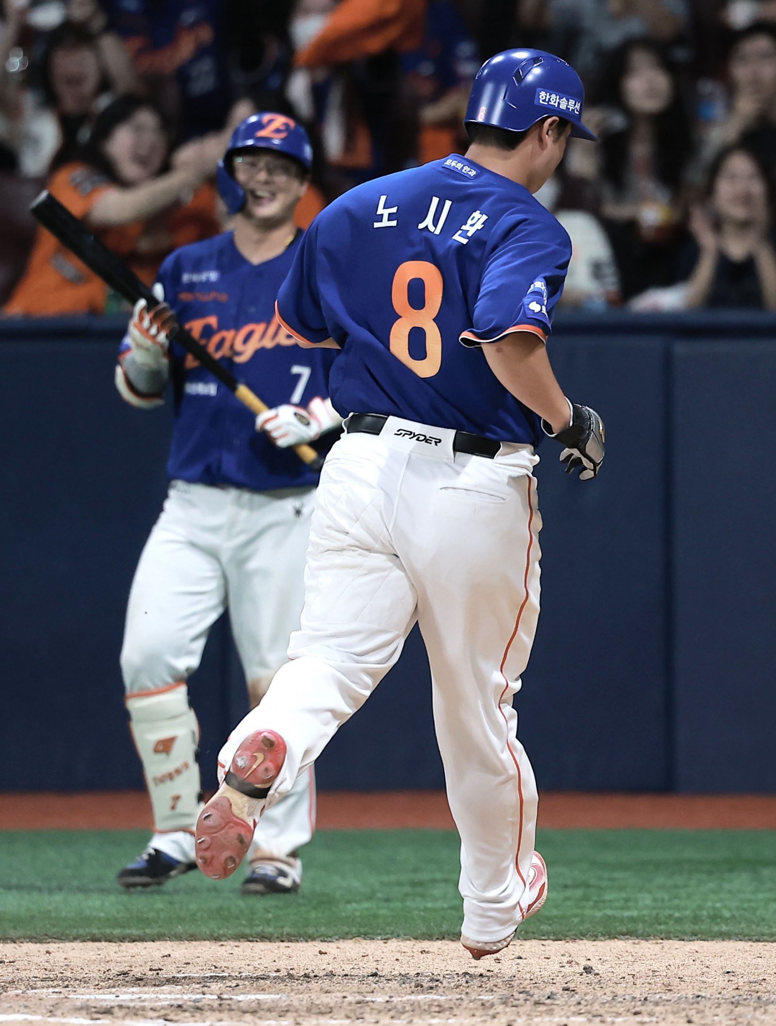 한화 노시환(오른쪽)이 6일 고척 스카이돔에서 열린 키움전 9회초 1사 1, 3루 상황에서 전준표의 폭투가 나오자 재빨리 홈을 파고들어 득점에 성공하고 있다. 고척｜뉴시스
