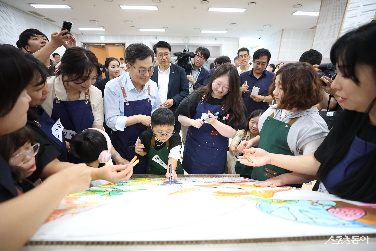 김동연 경기도지사는 지난 26일 양주 경기북부장애인복지종합지원센터(북부 누림센터)를 찾아 도담학교 학생 및 학부모 10여 명과 만남을 가졌다. 사진제공|경기도