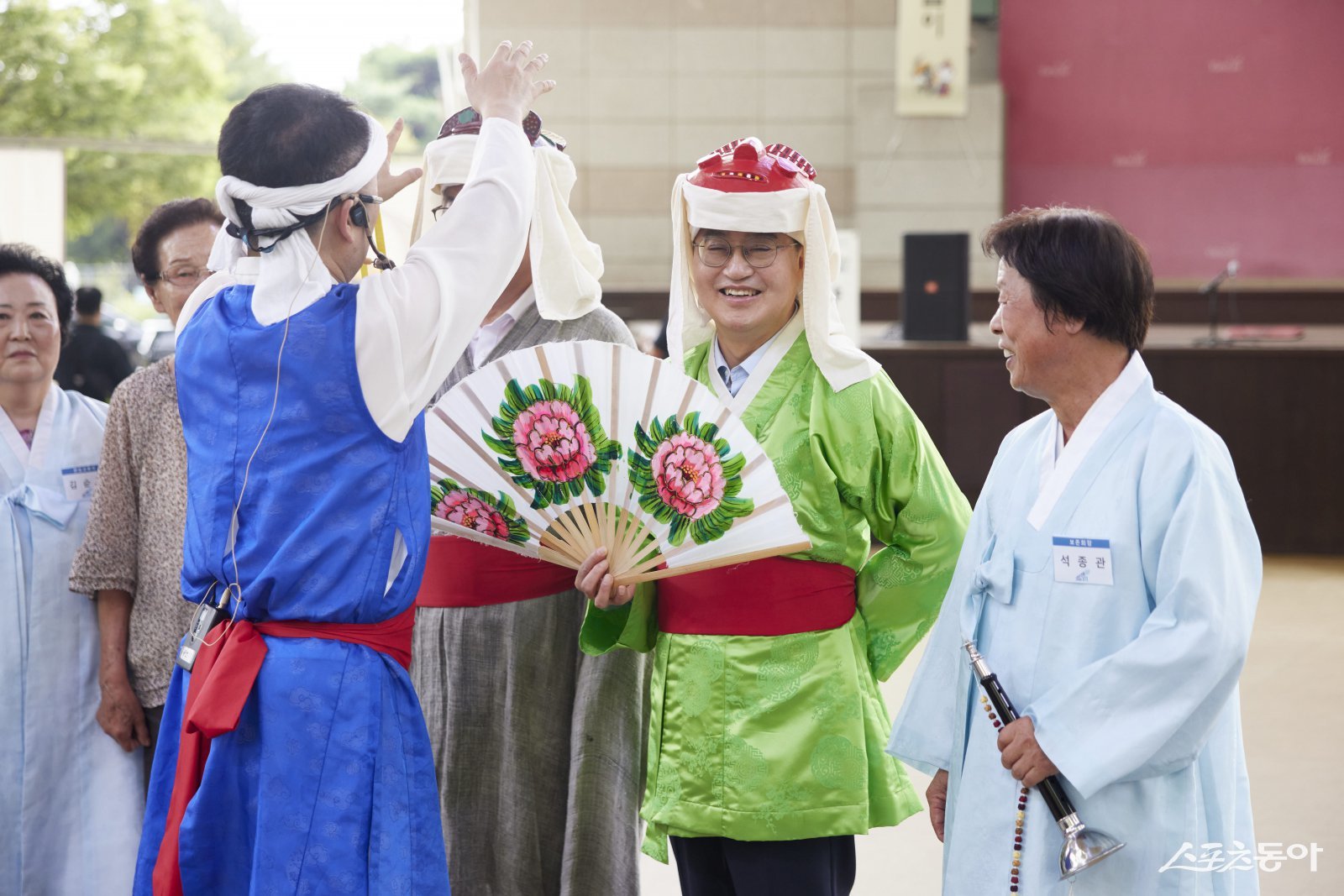 김동연 경기도지사가 지난 26일 ‘달달버스’를 타고 양주를 찾아 양주별산대놀이마당을 방문, 전통문화 체험에 나섰다. 사진제공|경기도