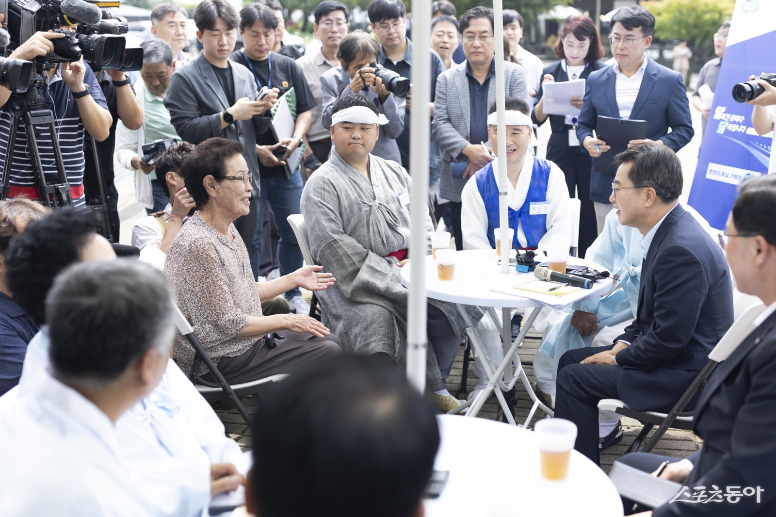 김동연 경기도지사가 지난 26일 ‘달달버스’를 타고 양주를 찾아 양주별산대놀이마당을 방문, 전통문화 체험에 나섰다. 사진제공|경기도