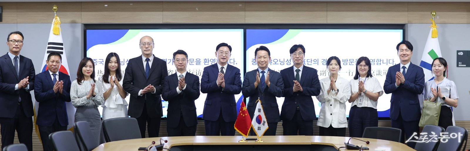 고영인 경기도 경제부지사는 지난 25일 오후 경기도청에서 샨이(單義) 중국 랴오닝성 부성장을 만나 경제·산업·문화·관광·인적교류 등 다양한 분야의 협력 방안을 논의했다. 사진제공|경기도