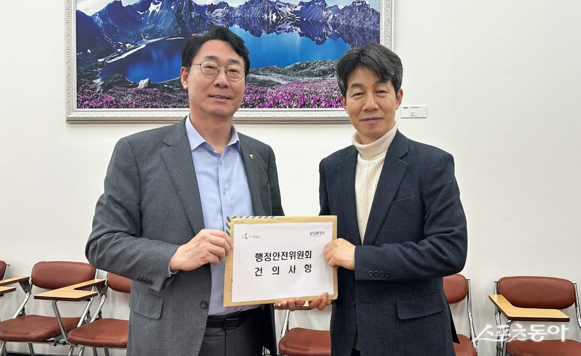 정명근 화성특례시장이 국회 행정안전위원회에 일반구 신설 건의안을 제출하고 있다. 사진제공|화성시