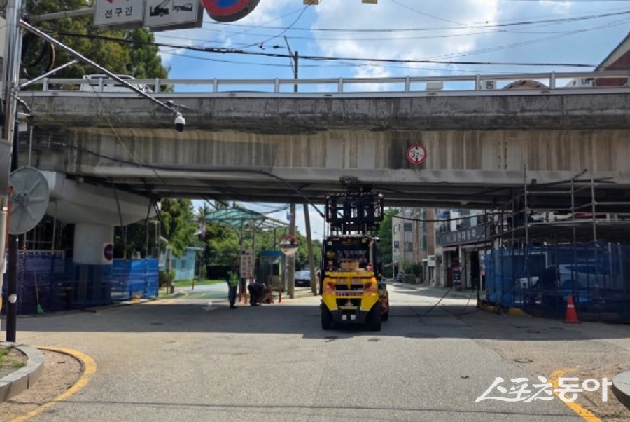 경기도 군포시 당정고가교 보수보강공사 현장에서 8월 22일 작업자가 추락해 부상을 입으면서, 공사 현장의 안전 관리 문제가 도마 위에 올랐다(사고 현장 모습). 사진제공|국토부