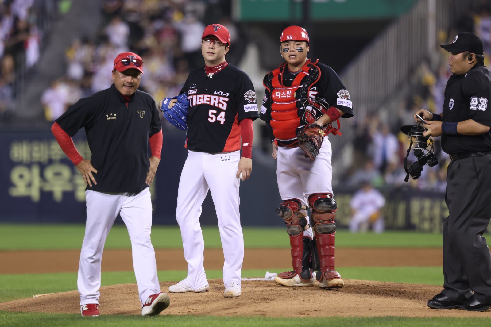 KIA는 최근 선발 싸움에서 밀리며 연패가 길어지고 있다. 상승곡선을 타기 위해서 선발진의 반등이 필요한 시점이다. 사진제공|KIA 타이거즈