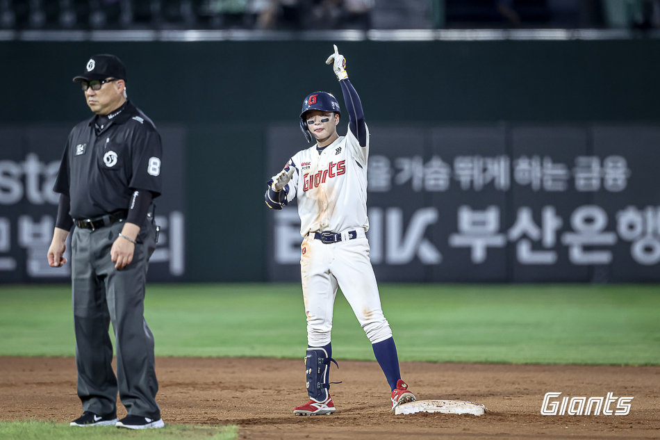 롯데 이호준이 26일 사직구장에서 열린 KT와 홈경기 4회말 역전 결승 1타점 2루타를 친 뒤 덕아웃을 향해 세리머니를 펼치고 있다. 사진제공|롯데 자이언츠