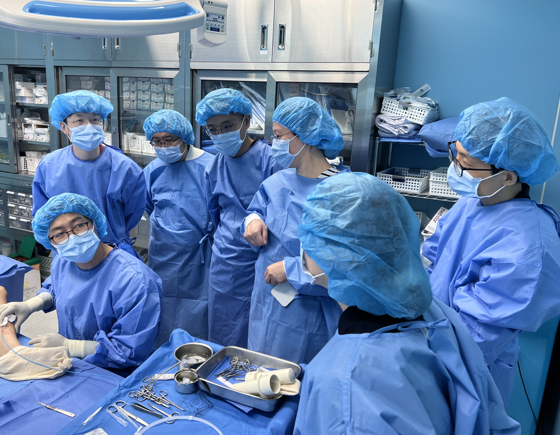 베나실 시술 참관교육을 실시하고 있는 김명진 유엔비외과 대표원장(앞줄 왼쪽). 사진제공|유엔비외과