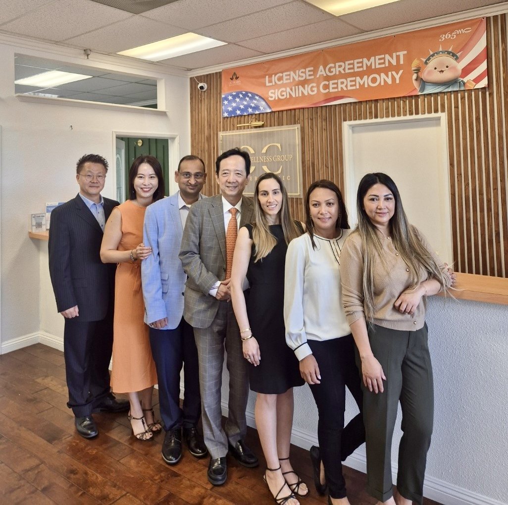 미국 LA점 관계자들과 기념 촬영을 하고 있는 김남철 365mc 대표(가운데). 사진제공｜365mc