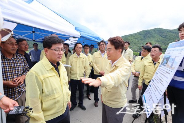 김하수 청도군수(오른쪽)가 김성환 환경부장관에게 현황을 설명하고 있다. 사진제공 ㅣ 청도군