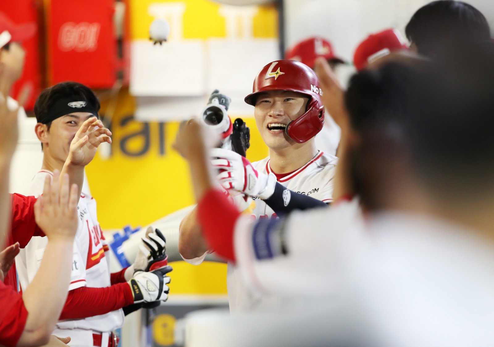 SSG 류효승(가운데)은 26일 인천 KIA와 홈경기에서 생애 첫 멀티홈런을 터트렸다. 그는 팀의 거포 유망주로 많은 기대를 받고 있다. 사진제공|SSG 랜더스