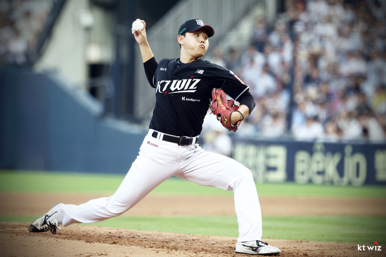 KT 소형준이 24일 잠실구장에서 열린 두산전에 선발등판해 역투하고 있다. 사진제공|KT 위즈