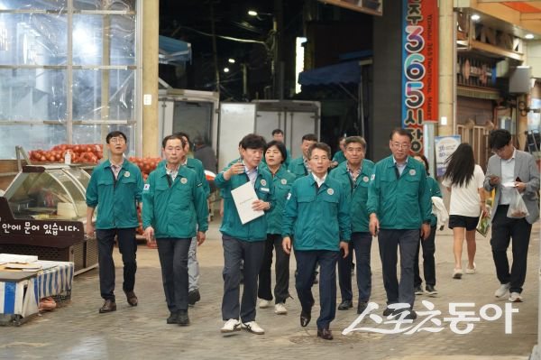 영주시가 26일 영주동 문화의거리 환경개선사업 진행상황을 점검하고 있는 모습. 사진제공ㅣ영주시