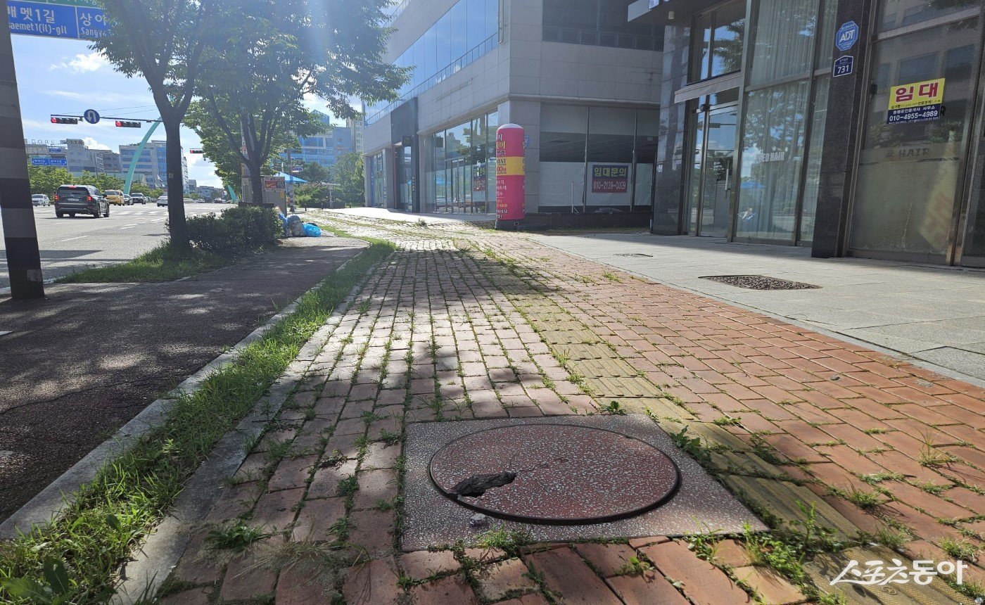 혁신도시의 파손된 콘크리드 맨홀 뚜껑. 사진제공=나주시