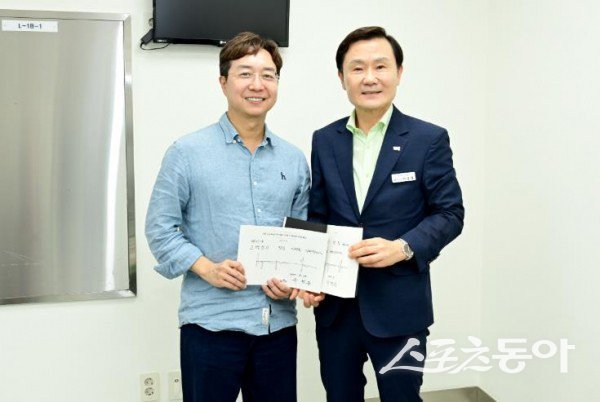 26일 개최된 ‘고령 고도육성 아카데미 특강’이 끝난 후 이남철 군수(오른쪽)가 유현준 교수와 기념촬영을 하고 있는 모습. 사진제공ㅣ고령군