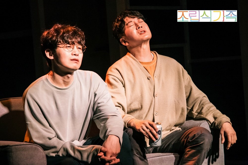 작품의 배경이 되는 빌라의 주인인 정식(이홍재 분·왼쪽)과 성공한 청년 사업가 모세(허규 분).