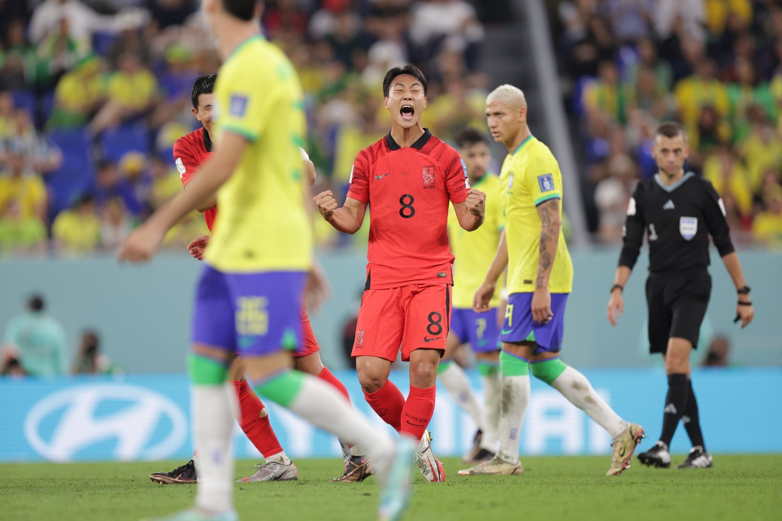 축구국가대표팀 미드필더 백승호(8번)가 2022년 12월 5일 도하의 스타디움974에서 열린 브라질과 카타르월드컵 16강전에서 통렬한 중거리포로 만회골을 터트린 뒤 환호하고 있다. 그는 9월 미국 원정 A매치에 나설 대표팀에 복귀하면서 생애 2번째 월드컵 본선 출전의 꿈을 다시 키우게 됐다. 사진제공|대한축구협회
