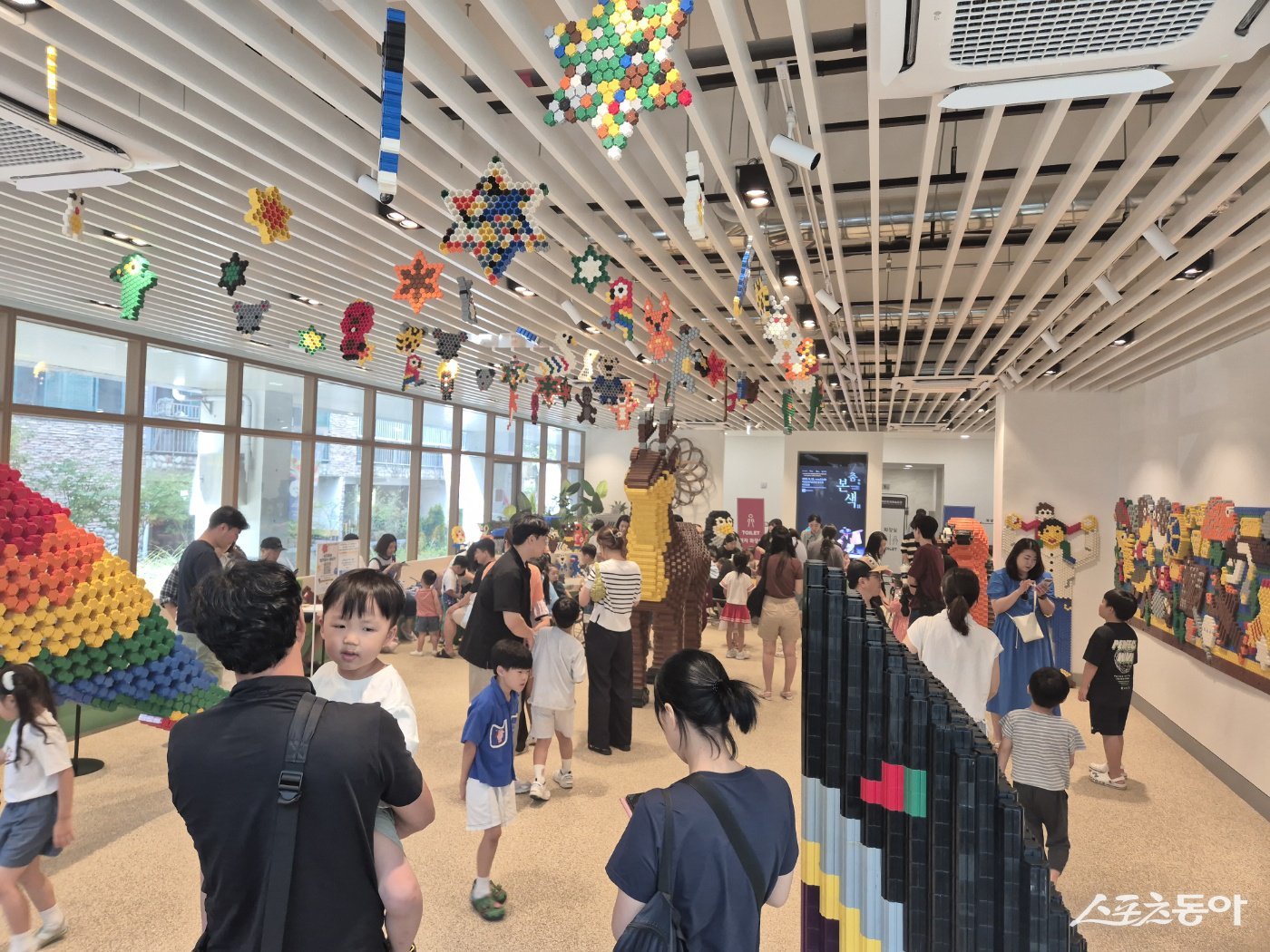 부산진문화재단이 기획한 블록 아트 전시 ‘백양 동물원’이 전시 중반을 지나며 꾸준한 관람객 호응 속에 운영되고 있다. (사진제공=부산진구)