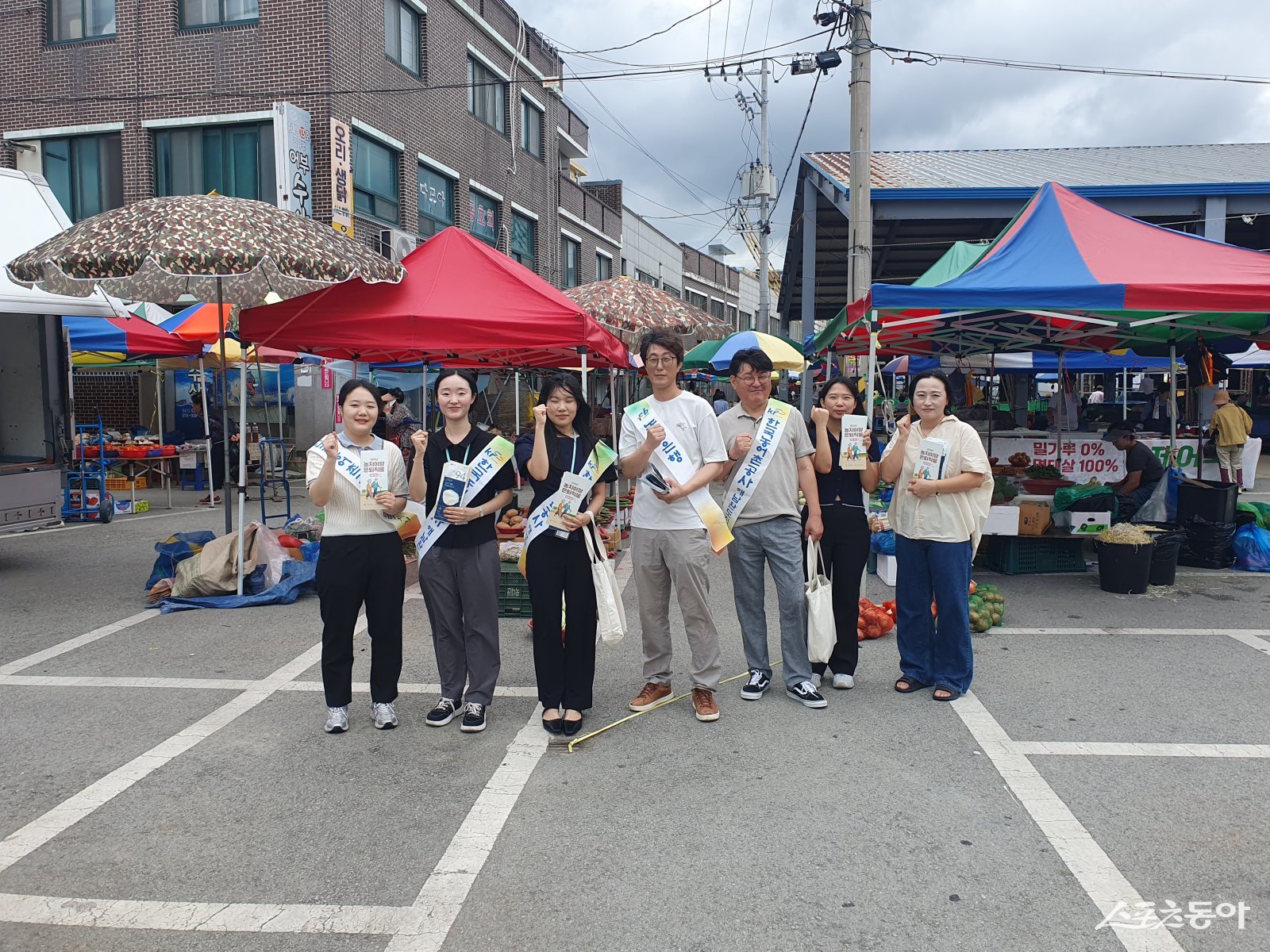 한국농어촌공사 해남·완도지사 직원들은 최근 해남 오일장 맞이 시장을 찾은 농업인과 주민들에게 ‘농지이양 은퇴직불’ 사업 취지와 신청 절차, 지원 혜택을 안내하며 직접 홍보에 나섰다. 사진제공=한국농어촌공사 해남·완도지사