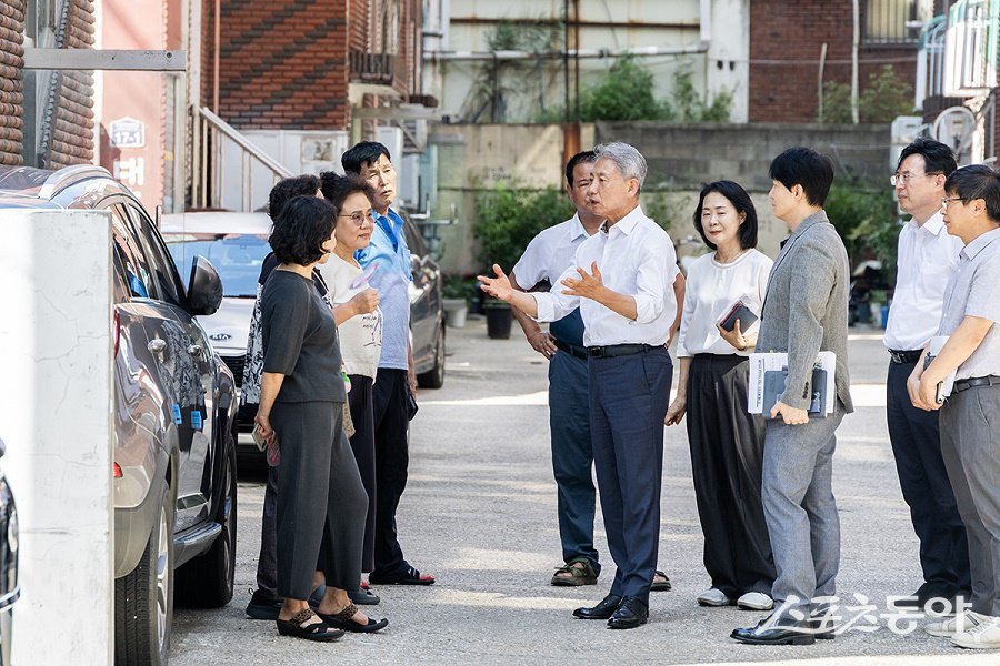 윤환 인천 계양구청장, 민원 현장 찾아 주민 의견을 청취하고 있다. 사진제공|인천 계양구청