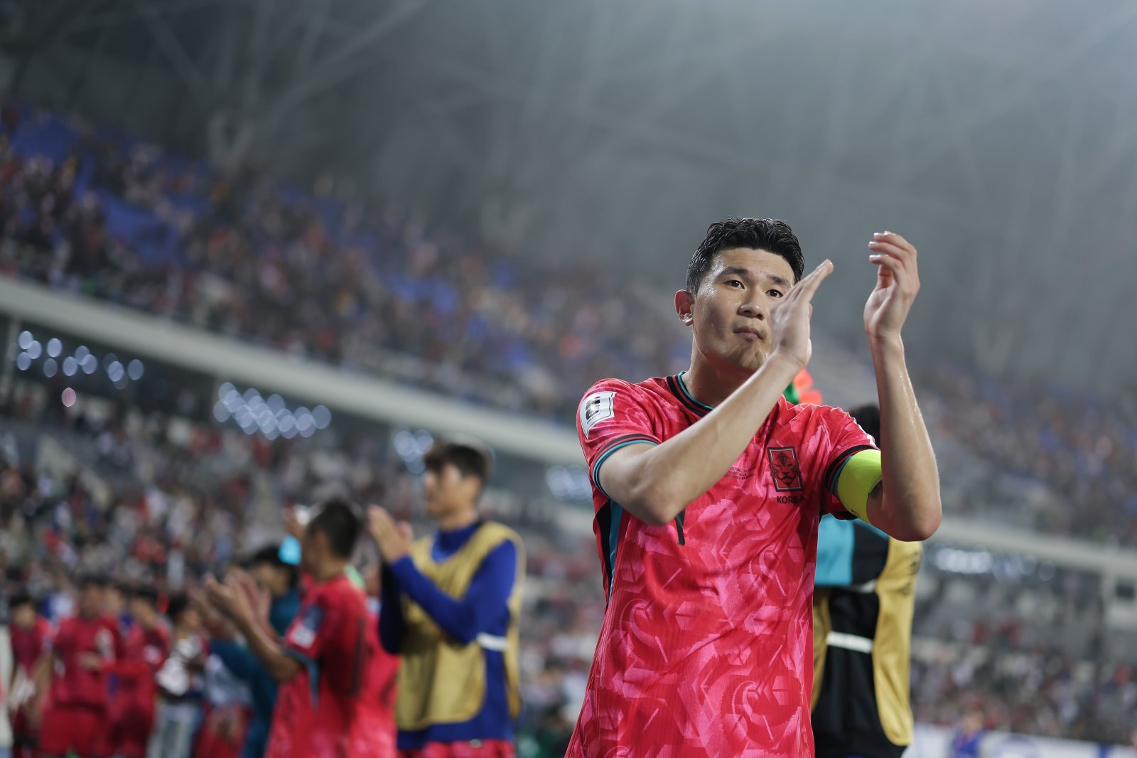 손흥민의 부담을 덜기 위한 축구국가대표팀의 리더십 교체가 핵심 이슈로 등장한 가운데 김민재가 차기 주장으로 거론되고 있다. 사진제공|대한축구협회