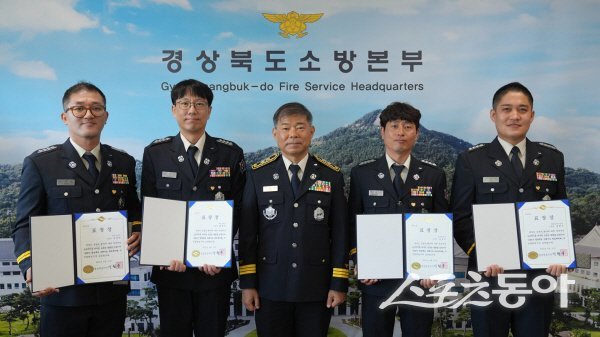 경북소방본부가 제8회 경북 하트세이버 왕 선발 행사를 열고, 구급대원 5명을 그레이트하트세이버로 선정해 도지사 표창과 배지를 수여했다. 사진제공 ㅣ 경북도