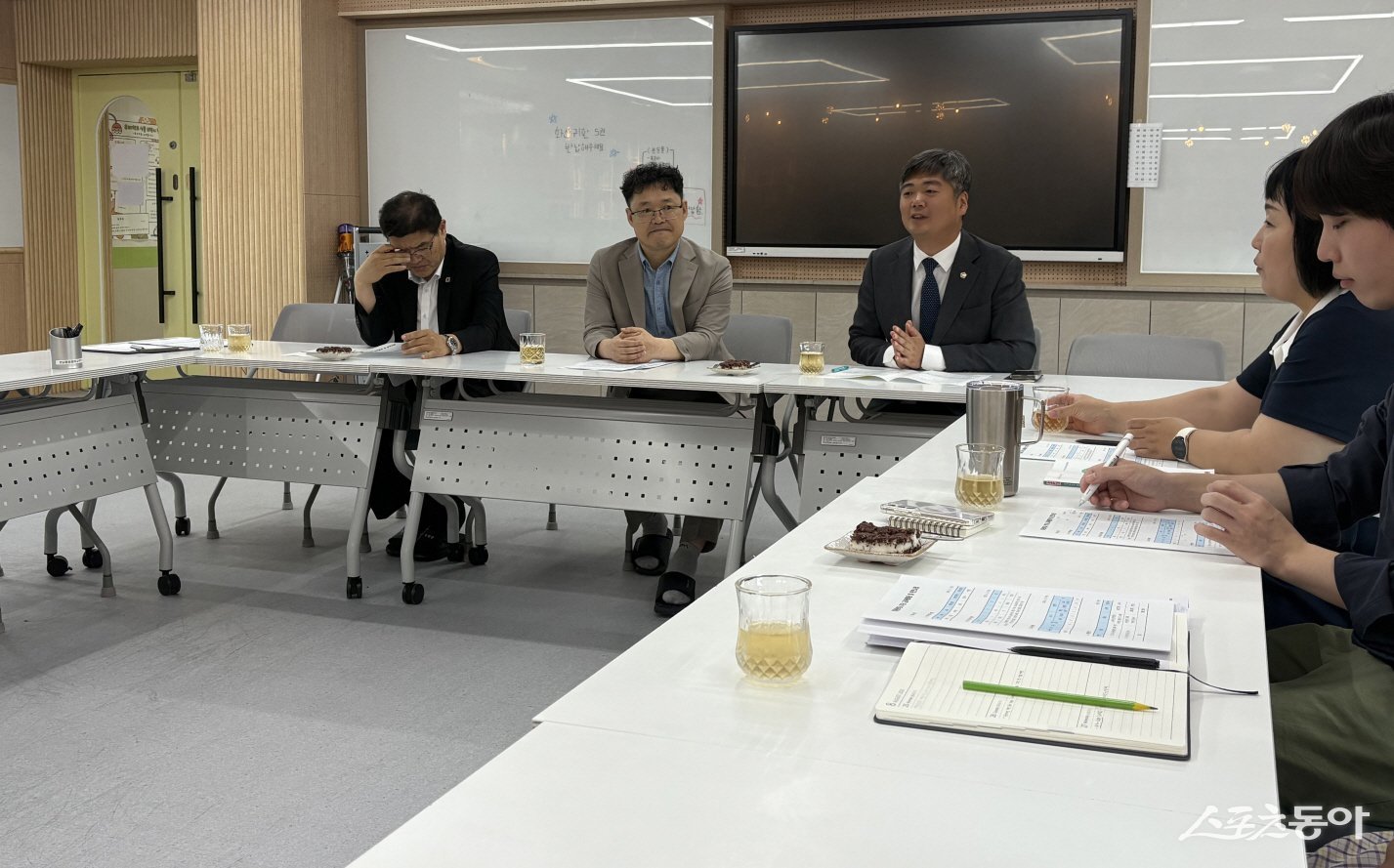 박원종 전남도의원이 지난 25일 영광군 소재 중학교에서 열린 교직원 및 학부모 간담회에 참석한 모습. 사진제공=전남도의회