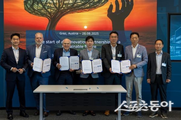 포항시가 26일 AVL 본사 및 AVL KOREA와 업무협약을 체결한 후 기념촬영을 하고 있는 모습. (왼쪽부터 한경만 AVL KOREA 대표이사, 마티아스 당크 AVL 부사장, 헬무트 리스트 AVL 회장, 김정표 포항시 일자리경제국장, 신경종 포항테크노파크 에너지사업본부장, 김영헌 포항시의원, 최광열 포항시의원) 사진제공ㅣ포항시