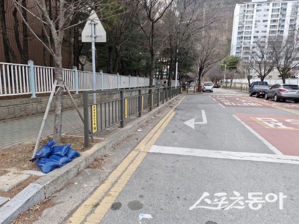 어린이보호구역 방호 울타리가 쳐진 모습. 사진제공ㅣ구미시