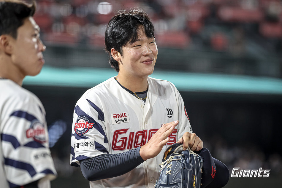 롯데가 27일 사직 KT전부터 선발투수들의 등판 간격을 5일에서 4일로 좁힌다. 5선발로 활약한 이민석은 사실상 스윙맨 역할로 마운드에 숨통을 틔울 전망이다. 사진제공|롯데 자이언츠