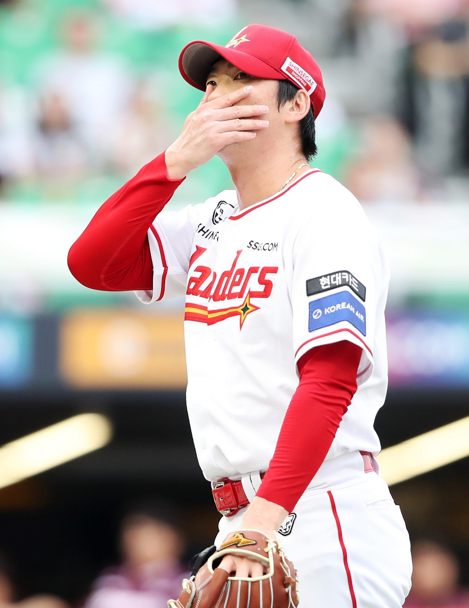 SSG 문승원은 26일 인천 KIA와 원정경기에서 4이닝 4실점으로 흔들렸다. 그는 올 시즌 기복 있는 투구를 펼치며 부진을 이어가고 있다. 사진제공｜SSG 랜더스