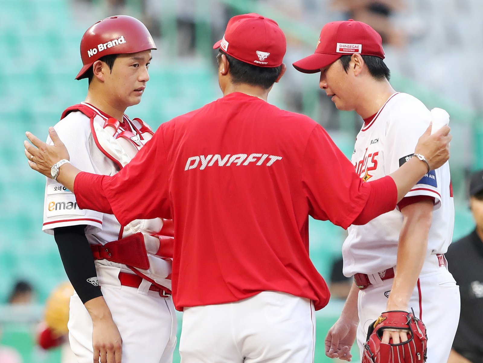 SSG 문승원(오른쪽)은 26일 인천 KIA와 원정경기에서 4이닝 4실점으로 흔들렸다. 그는 올 시즌 기복 있는 투구를 펼치며 부진을 이어가고 있다. 사진제공｜SSG 랜더스