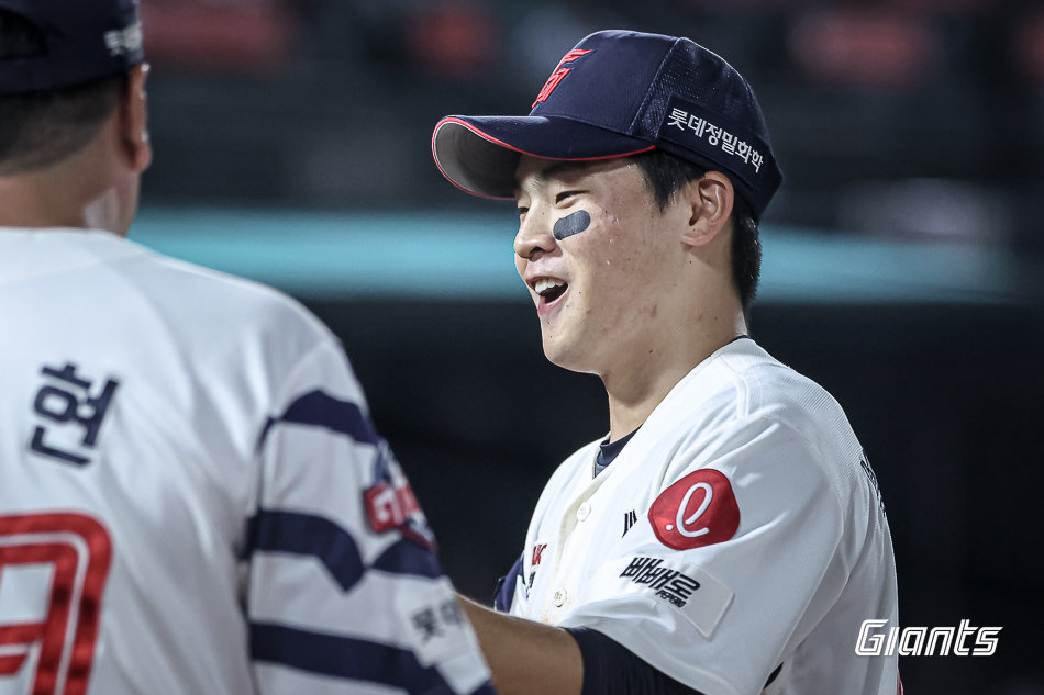 롯데 박찬형이 26일 사직구장에서 열린 KT와 홈경기 도중 호수비를 펼친 뒤 동료들의 환영을 받고 있다. 사진제공|롯데 자이언츠