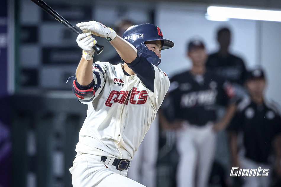 롯데 박찬형이 26일 사직구장에서 열린 KT와 홈경기 도중 안타를 치고 있다. 사진제공|롯데 자이언츠