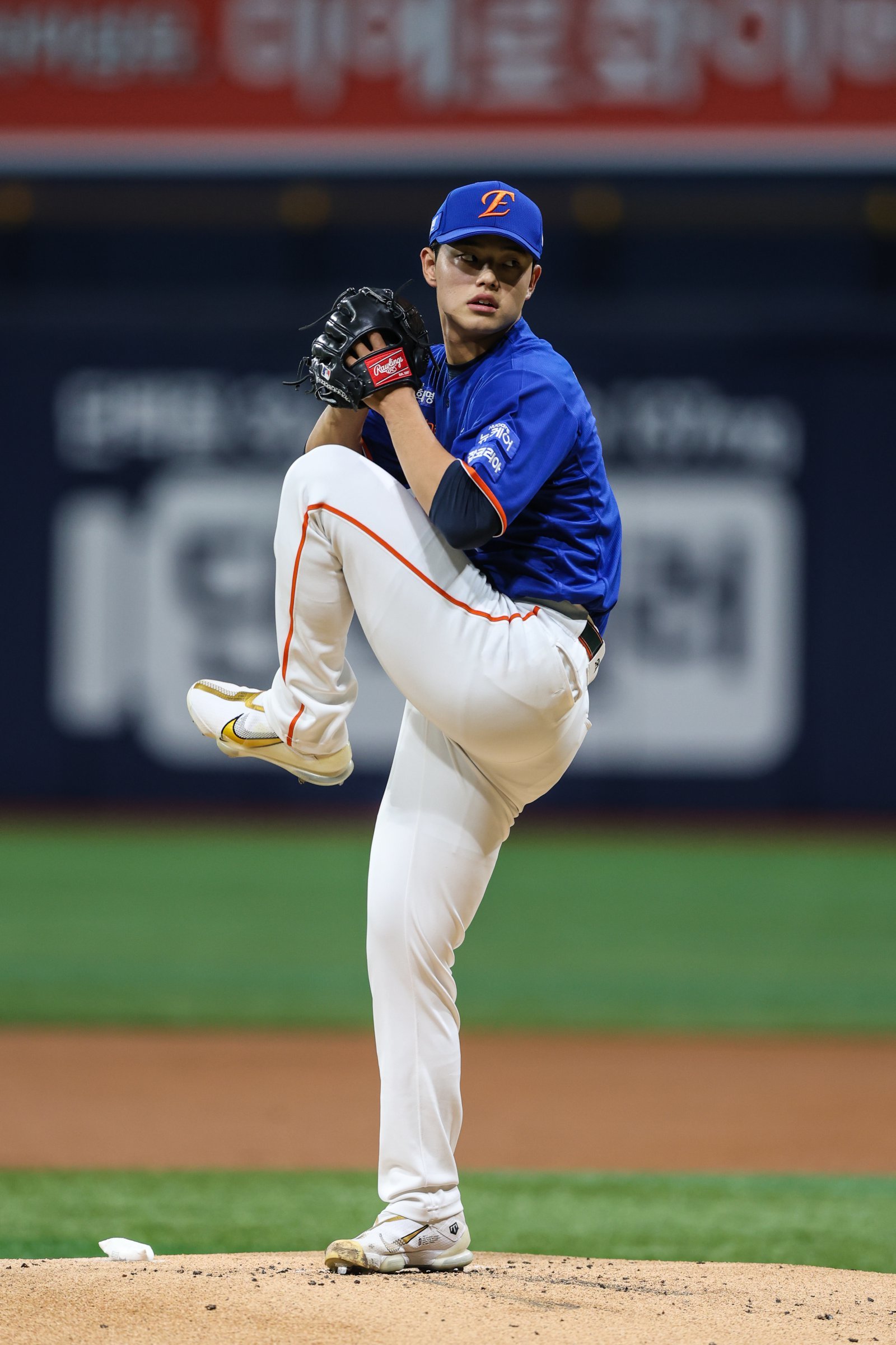 한화 문동주가 27일 고척 스카이돔에서 열린 2025 KBO리그 키움전에 선발등판해 힘차게 공을 던지고 있다. 문동주는 6이닝 7탈삼진 1실점(비자책) 호투로 팀의 3-1 승리를 이끌며 시즌 10번째 개인 승리를 수확했다. 사진제공|한화 이글스