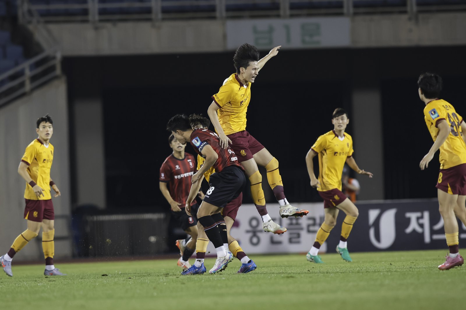 광주 오후성(앞)이 27일 부천종합운동장에서 열린 부천과 코리아컵 준결승 2차전 원정경기에서 상대와 공중볼을 경합하고 있다. 2-1 역전승을 거둔 광주는 1, 2차전 합계 2승을 거둬 창단 첫 코리아컵 결승 진출에 성공했다. 사진제공│대한축구협회