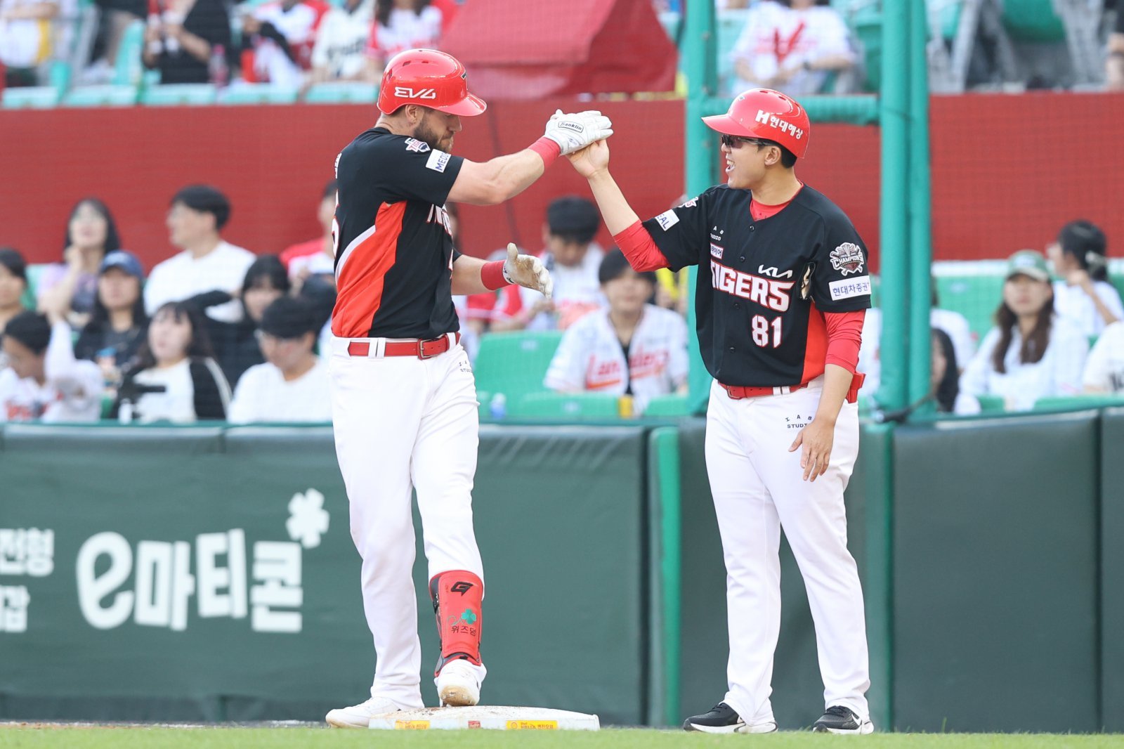 KIA 패트릭 위즈덤은 27일 인천 SSG와 원정경기에서 34번째 생일을 맞이했다. 그는 삼진 3개로 침묵했지만, 마지막 타석인 11회초 2타점 적시타를 쳐 팀 승리에 보탬이 됐다. 사진제공|KIA 타이거즈