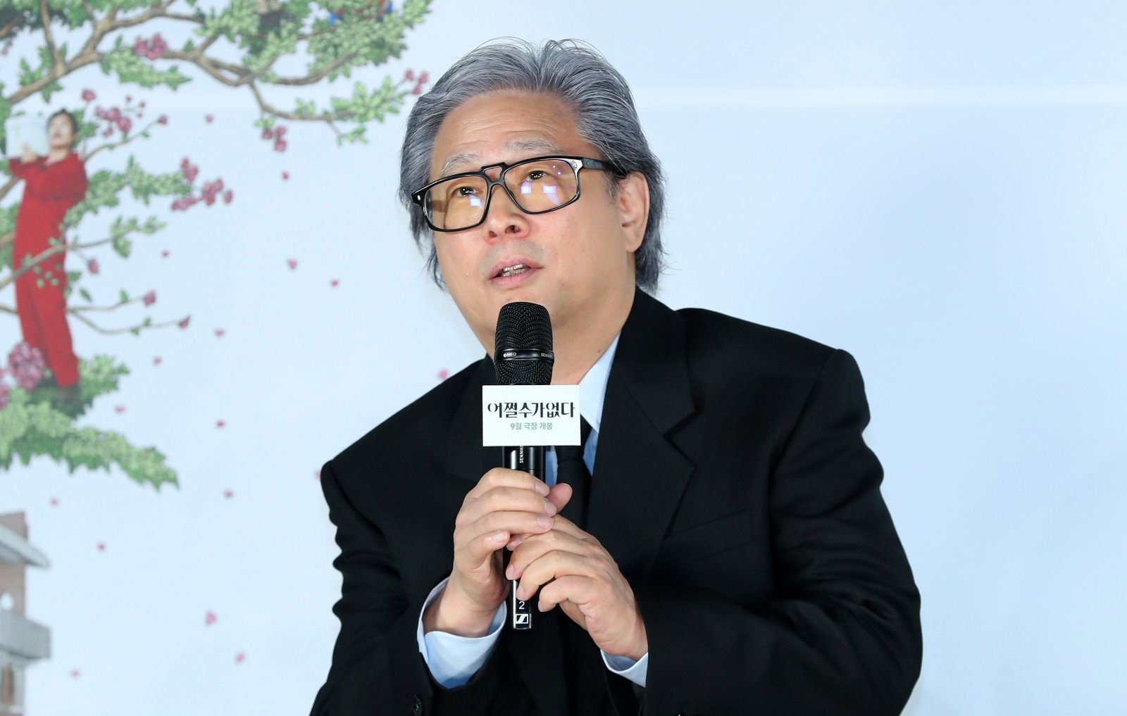 박찬욱의 야심작 ‘어쩔수가없다’가 경쟁부문 진출한 베니스국제영화제가 27일(현지사간) 막을 올렸다. 박찬욱 감독의 수상여부에 세계 영화계의 관심이 쏠리는 가운데, ‘어쩔수가없다’는 역대 베니스영화제 최고상인 황금사자상을 거머쥔 이력이 있는 요르고스 란티모스, 기예르모 델 토로 등 세계적인 감독들의 작품들과 맞붙는다. 뉴시스