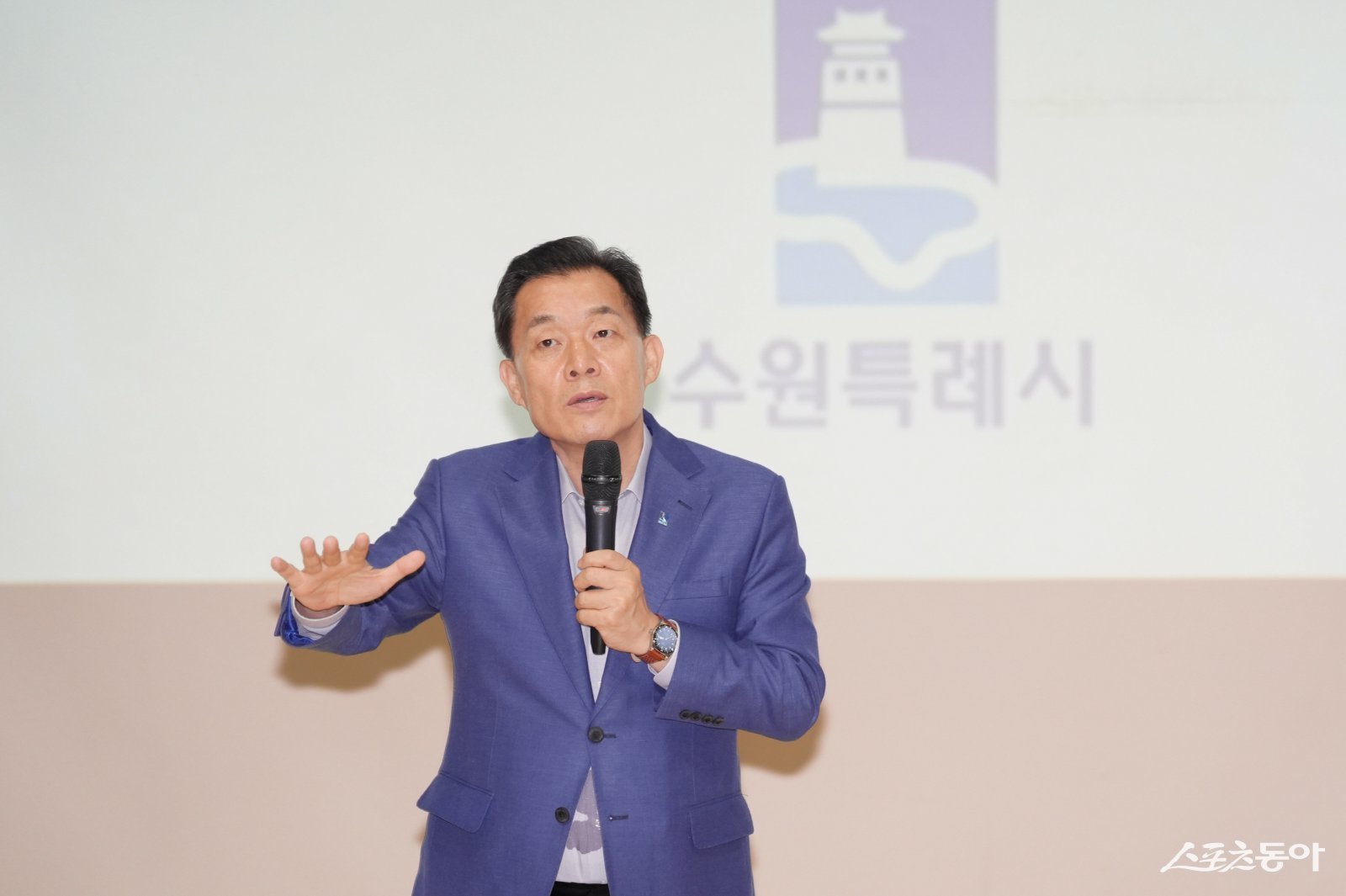 이재준 수원시장이 ‘2025년 공인중개사 집합 연수교육’에 앞서 인사말을 하고 있다. 사진제공｜수원시