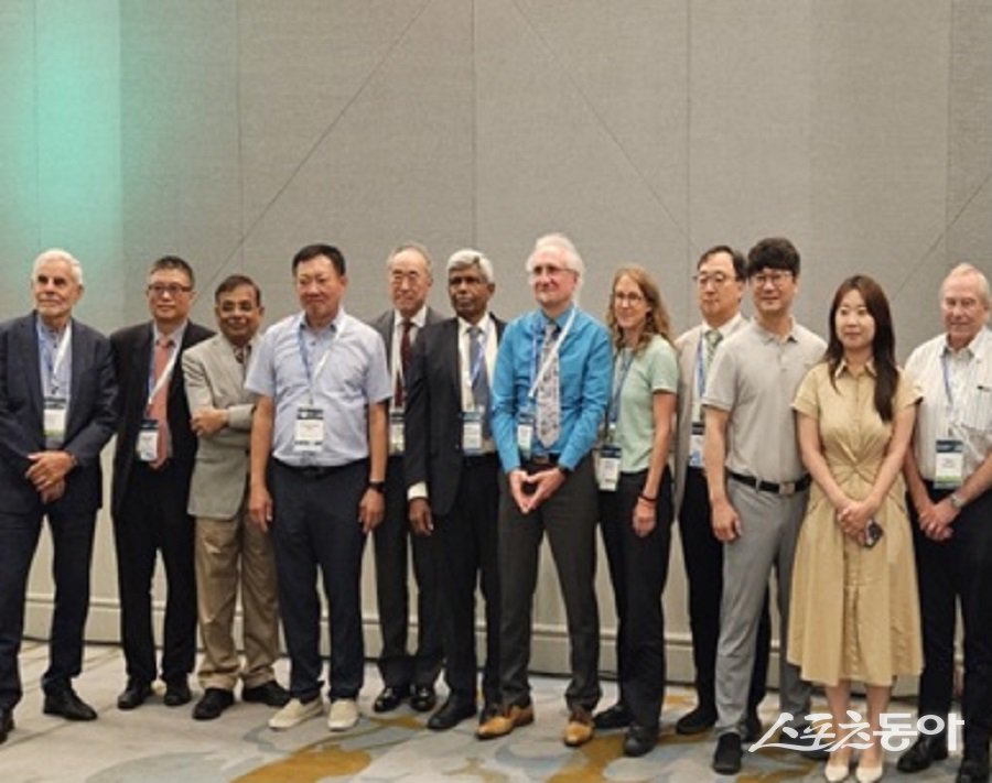 인천광역시(시장 유정복)와 인천관광공사(공사)는 2029년 8월 송도에서 세계 원자력 구조공학 분야 최고 권위 학술대회인 ‘제30차 세계원자력구조공학회 학술대회(SMiRT 30)’를 개최한다(ASMiRT 보드멤버 및 인천 유치단 모습). 사진제공｜인천시