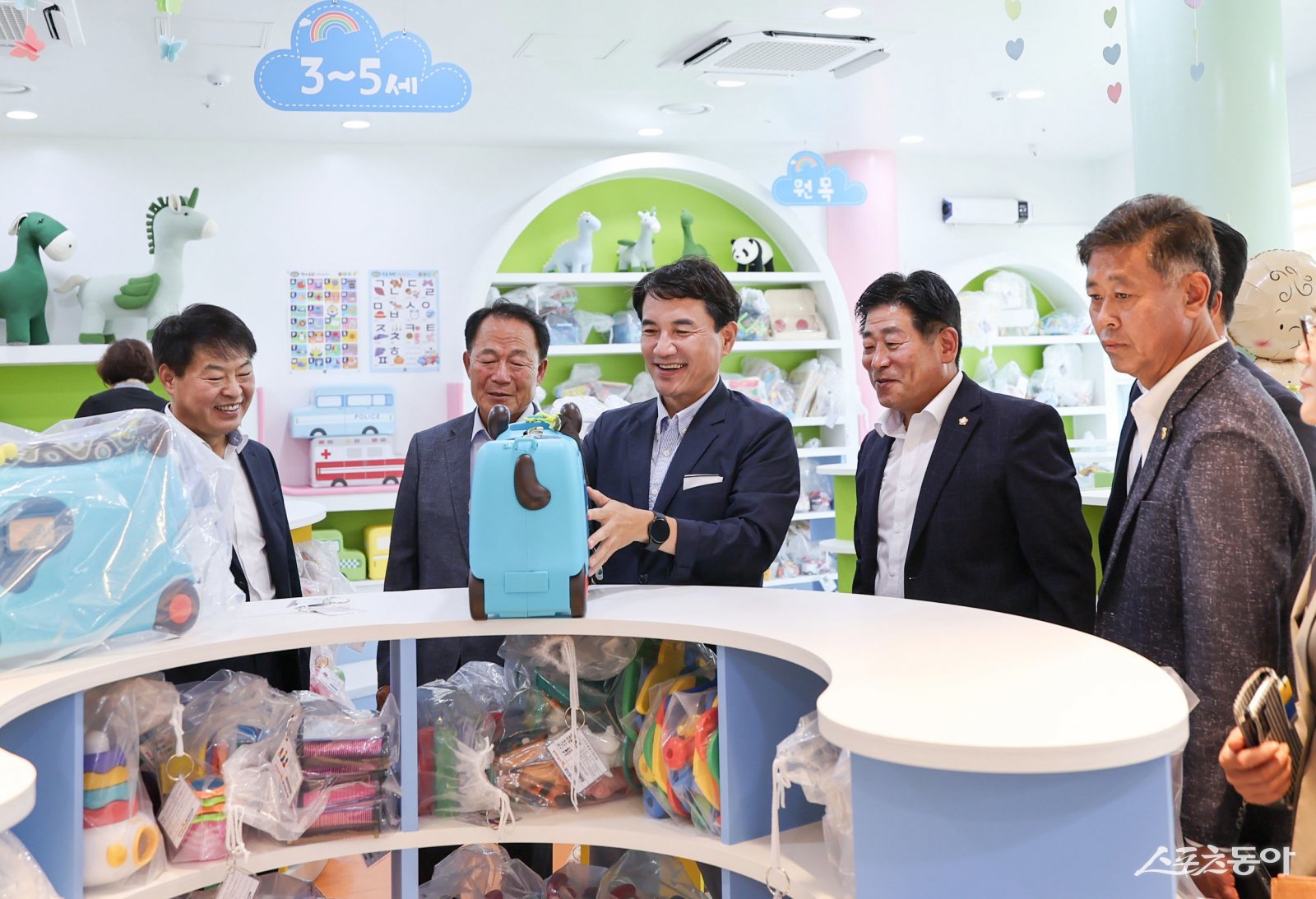 강원특별자치도(도지사 김진태)는 8월 27일 평창송어종합공연체험장에서 평창군 첫 장난감 도서관인 ‘평창 송어야놀자 장난감 도서관’ 개관식을 개최했다. 사진제공|강원도