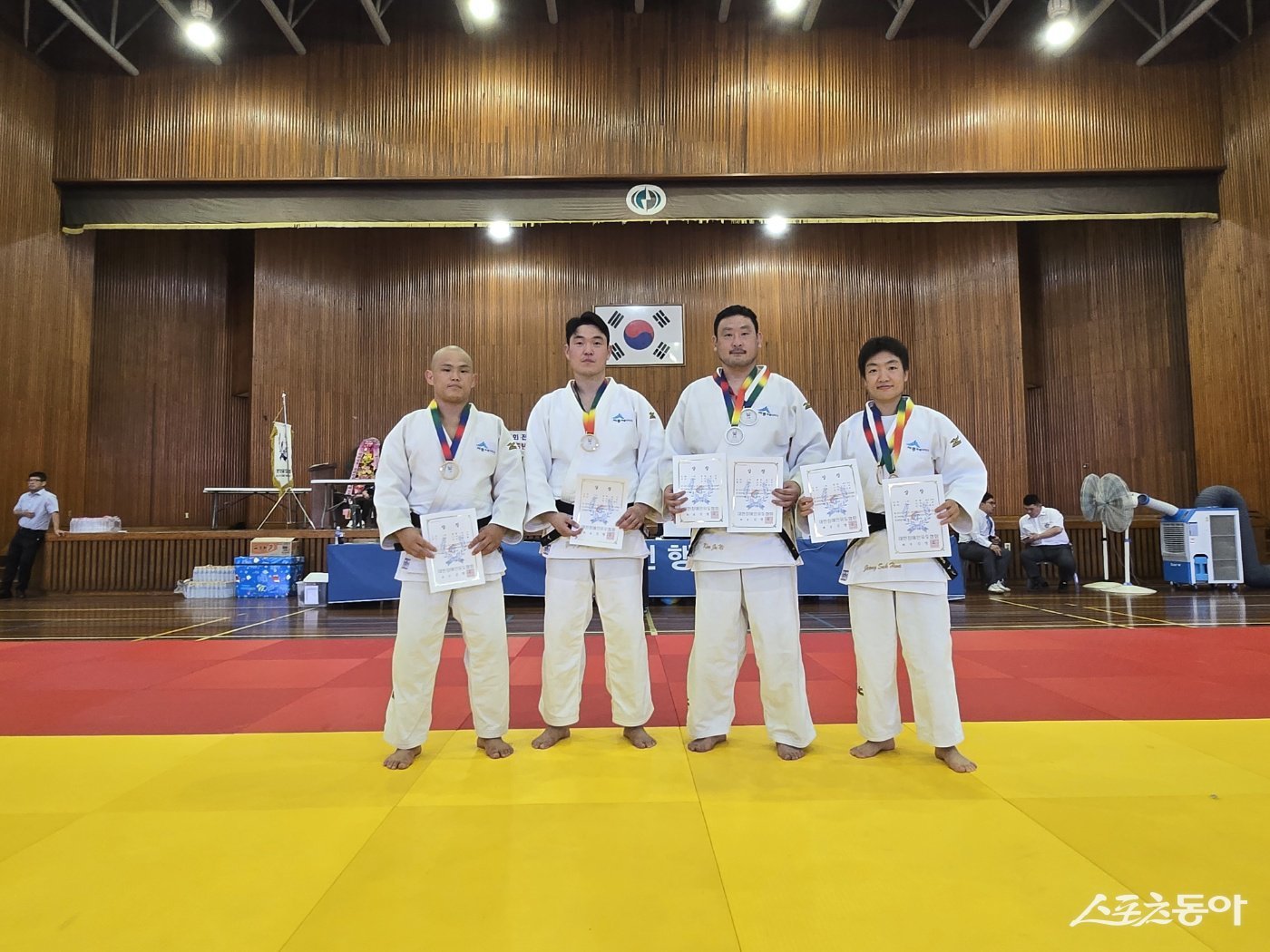 세종특별자치시장애인체육회 유도 선수단이 지난 23일부터 24일 부산 부경대학교에서 열린 ‘2025년 전국하계장애인유도선수권대회 겸 2026년 2차 국가대표 선발전’에서 금메달 4개, 은메달 2개를 획득하며 뛰어난 성과를 올렸다(세종시장애인체육회 유도팀 단체 모습). 사진제공｜세종시