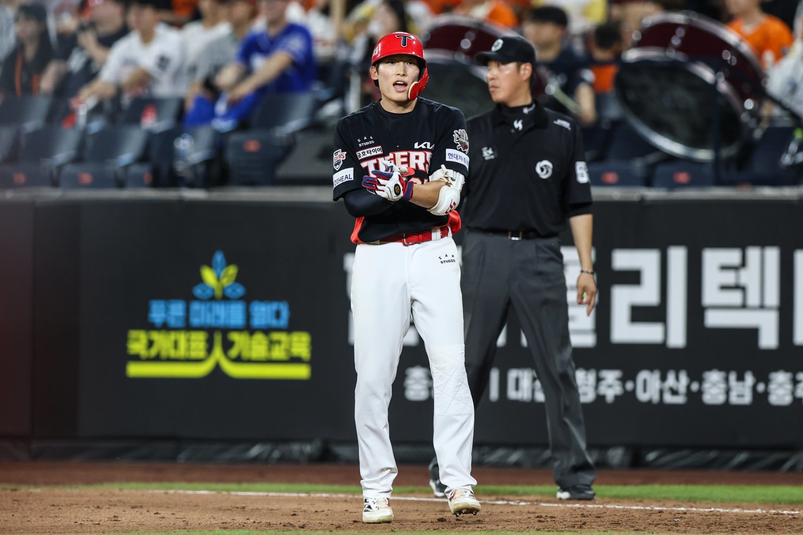 KIA 김호령(왼쪽)은 프로 데뷔 11년 만에 주전으로 도약했지만, 여전히 그는 욕심이 없다. 개인 성적과 타이틀보다 팀 성적이 우선이다. 사진제공|KIA 타이거즈