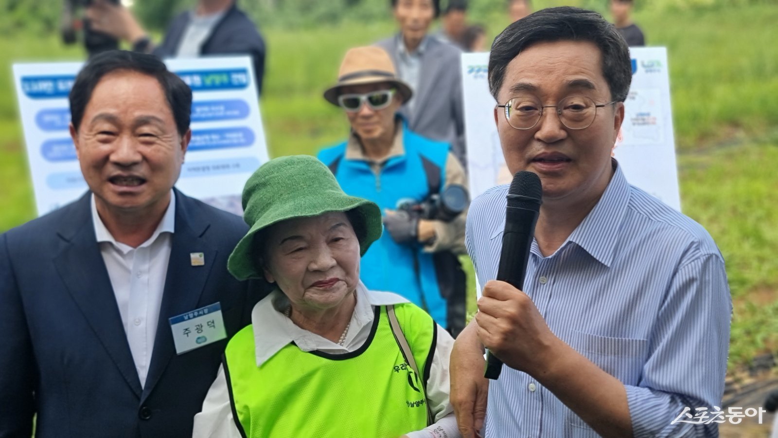 주광덕 시장(윈쪽)과 김동연 지사(오른쪽)가 경기도의료원 남양주병원을 현장을 방문하고 주민과 기념 촬영하고 있다. 사진ㅣ고성철 기자