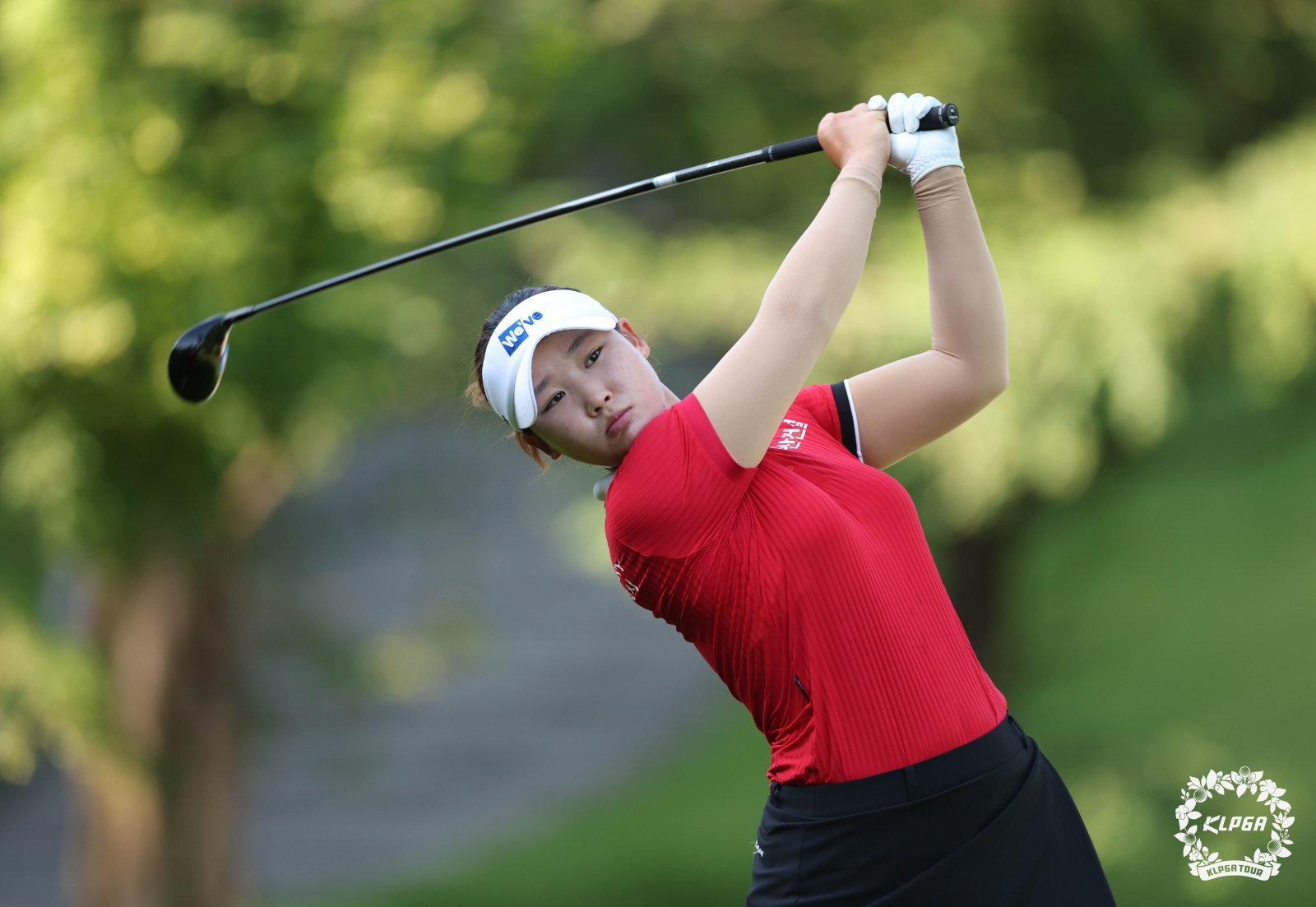 추천선수로 나선 BC카드·한경 레이디스컵에서 ‘와이어 투 와이어’ 우승을 달성하며 정규투어 시드를 획득한 김민솔은 잔여 대회에서 아무리 좋은 성적을 거둬도 출전 대회수가 모자라 신인상을 받을 수 없다. 사진제공 | KLPGA