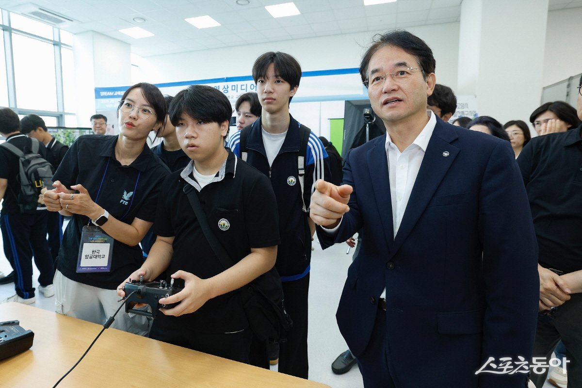 ‘2025 고양 미래 진로박람회’진로 체험 부스를 방문한 이동환 고양특례시장(오른쪽)이 학생들과 함께 진로 체험을 하며 소통하고 있다. 사진제공ㅣ고양시