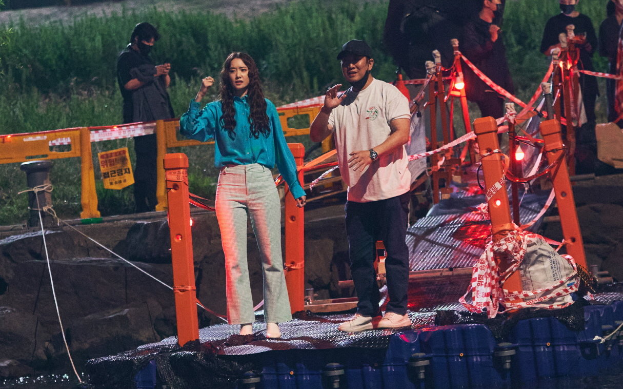 영화 ‘‘악마가 이사왔다’’가 임윤아와 안보현을 비롯한 배우들의 열정과 현장 케미가 담긴 비하인드 스틸을 공개하며 관객들의 기대감을 높였다. 사진제공 | CJ ENM