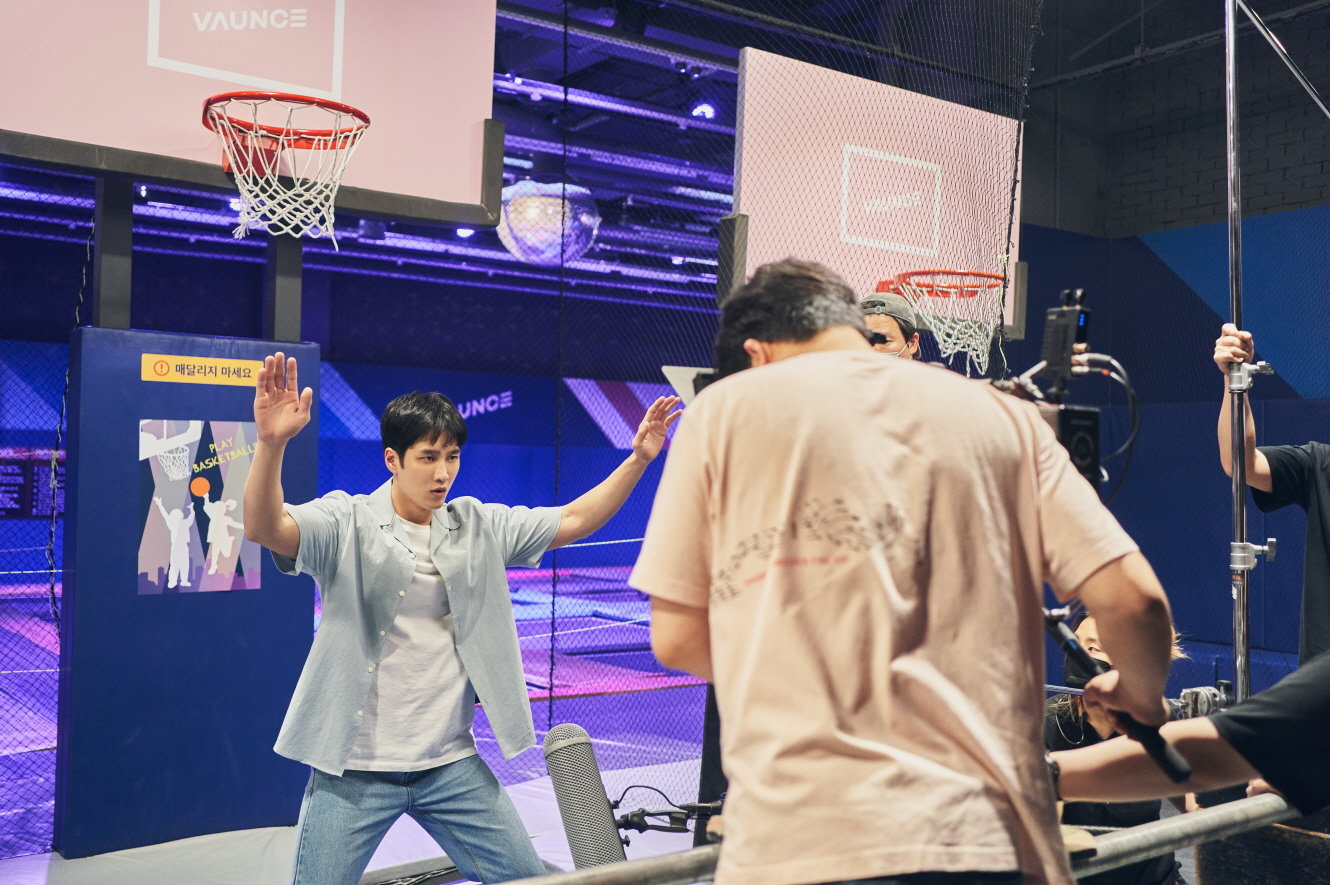 영화 ‘‘악마가 이사왔다’’가 임윤아와 안보현을 비롯한 배우들의 열정과 현장 케미가 담긴 비하인드 스틸을 공개하며 관객들의 기대감을 높였다. 사진제공 | CJ ENM